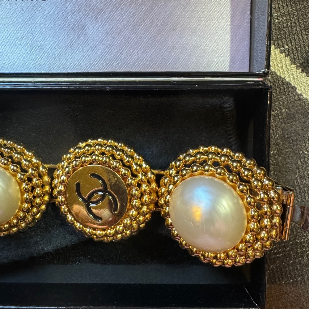 Vintage Chanel Gold tone and faux Pearl Bracelet - Picture 4 of 6